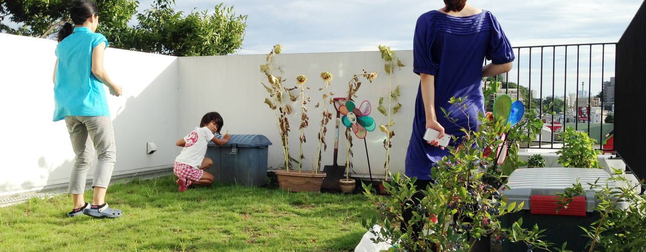 傾斜地の家, 株式会社ＴＥＲＲＡデザイン 株式会社ＴＥＲＲＡデザイン Jardines de estilo ecléctico Hormigón reforzado