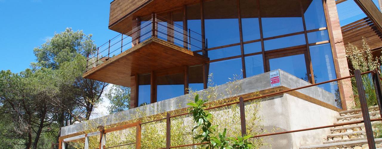 La CASA AUTOSUFICIENTE en medio de la naturaleza que te robará suspiros, ABCDEstudio ABCDEstudio Casas de estilo mediterráneo Madera Acabado en madera