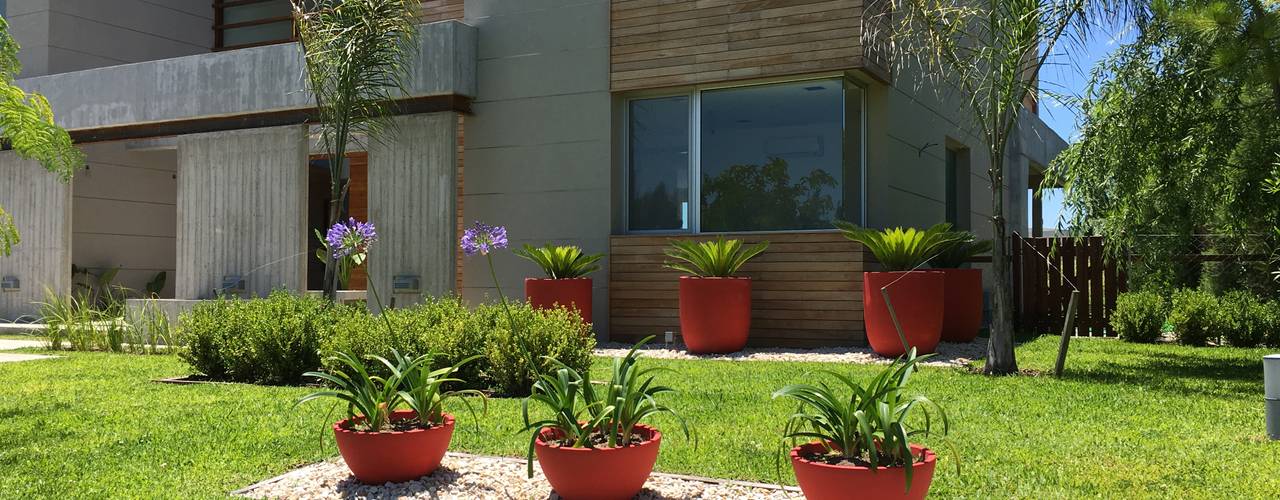 MODERN RED, BAIRES GREEN BAIRES GREEN Jardines de estilo moderno