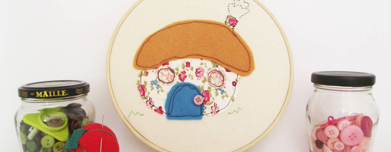 The little thatched cottage embroidery hoop art, Thimble Hoop Thimble Hoop Ruang Media Gaya Rustic Tekstil Amber/Gold