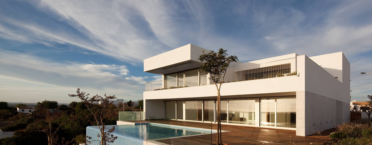 House in Portimão, MOM - Atelier de Arquitectura e Design, Lda MOM - Atelier de Arquitectura e Design, Lda Modern houses