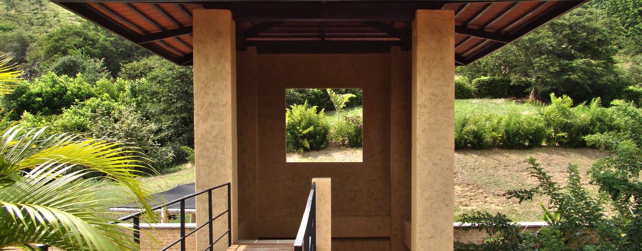 Casa de la Torre, David Macias Arquitectura & Urbanismo David Macias Arquitectura & Urbanismo Country style corridor, hallway& stairs