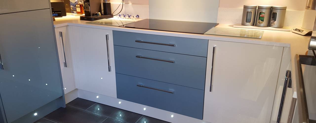 Blue & Cream Gloss Kitchen, Aberdare, South Wales, Hitchings & Thomas Ltd Hitchings & Thomas Ltd Cocinas de estilo moderno