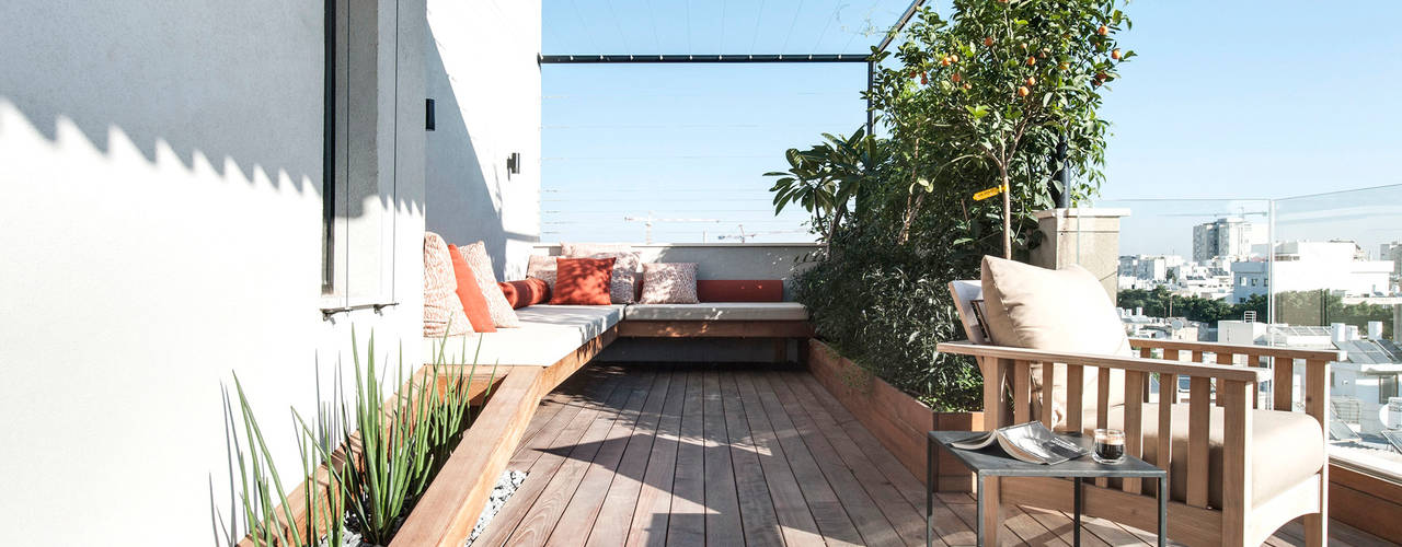 Duplex Penthouse in Tel Aviv, toledano + architects toledano + architects Minimalistischer Balkon, Veranda & Terrasse Holz Holznachbildung