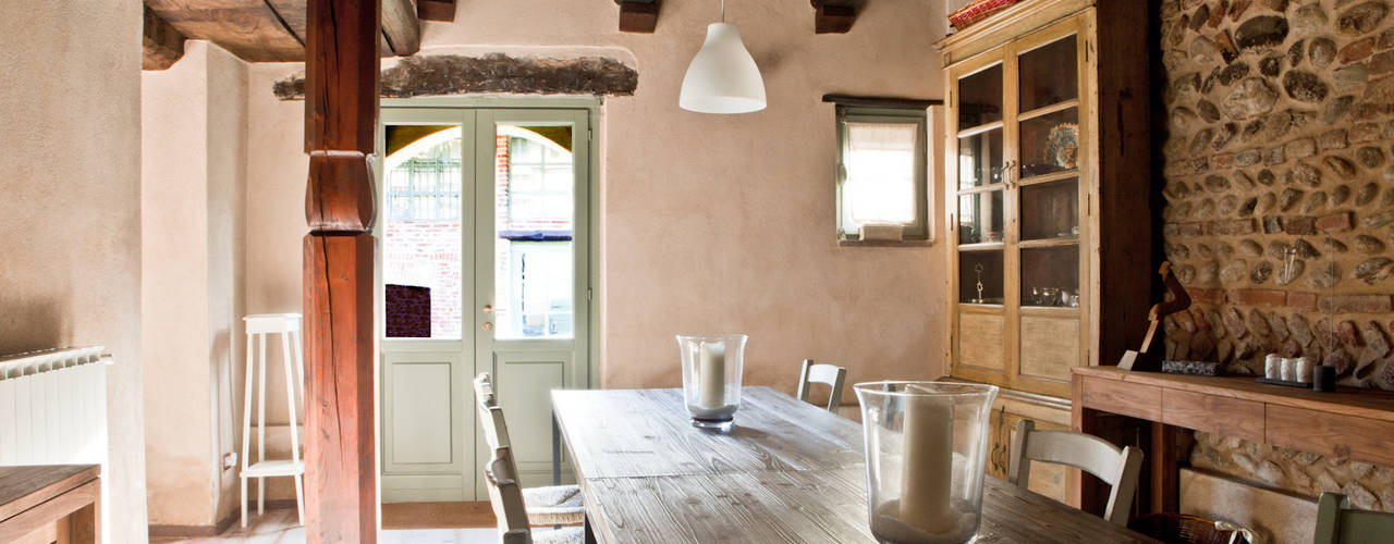 Storica cascina trasformata in moderna country house, Fabio Carria Fabio Carria Rustic style dining room