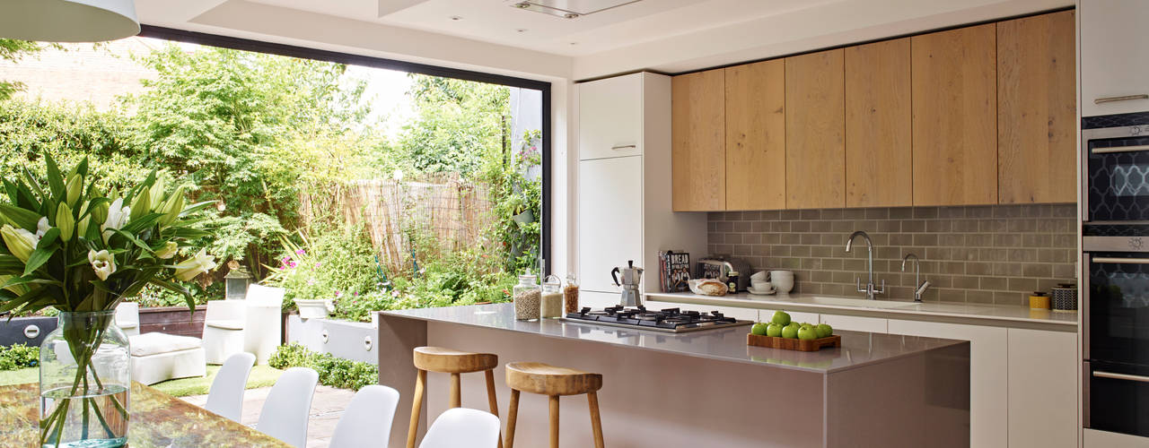 Kitchen, dining room and garden in one, Holloways of Ludlow Bespoke Kitchens & Cabinetry Holloways of Ludlow Bespoke Kitchens & Cabinetry Modern kitchen لکڑی Wood effect