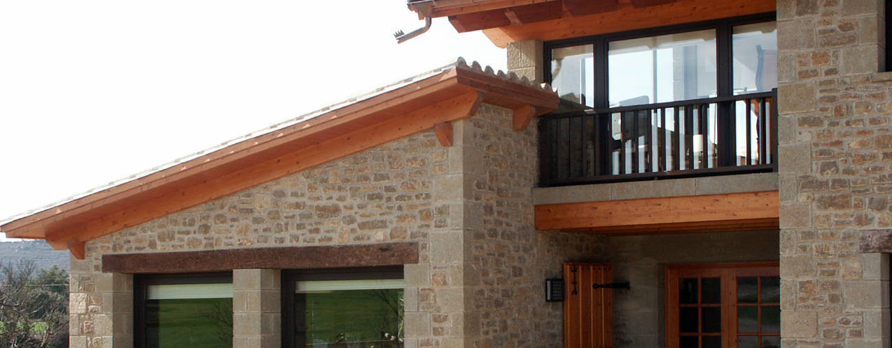 CASA DE PIEDRA Y MADERA, RIBA MASSANELL S.L. RIBA MASSANELL S.L. شبابيك خشب نقي Multicolored