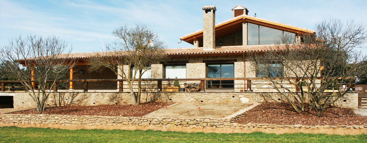 CASA DE PIEDRA Y MADERA, RIBA MASSANELL S.L. RIBA MASSANELL S.L. Country style house Stone