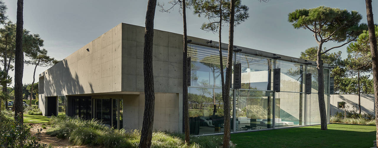 Uma casa que parece um autêntico castelo com 532m2, guedes cruz arquitectos guedes cruz arquitectos Minimalist windows & doors