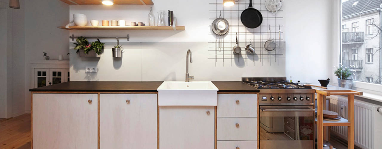 Kleine Küche mit liebevollen Details, Happyhomes Happyhomes Minimalistische keukens Hout Grijs