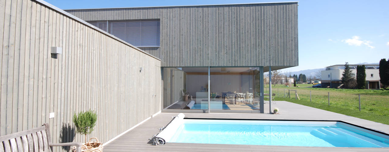 Haus mit Pool statt Garten, schroetter-lenzi Architekten schroetter-lenzi Architekten مسبح
