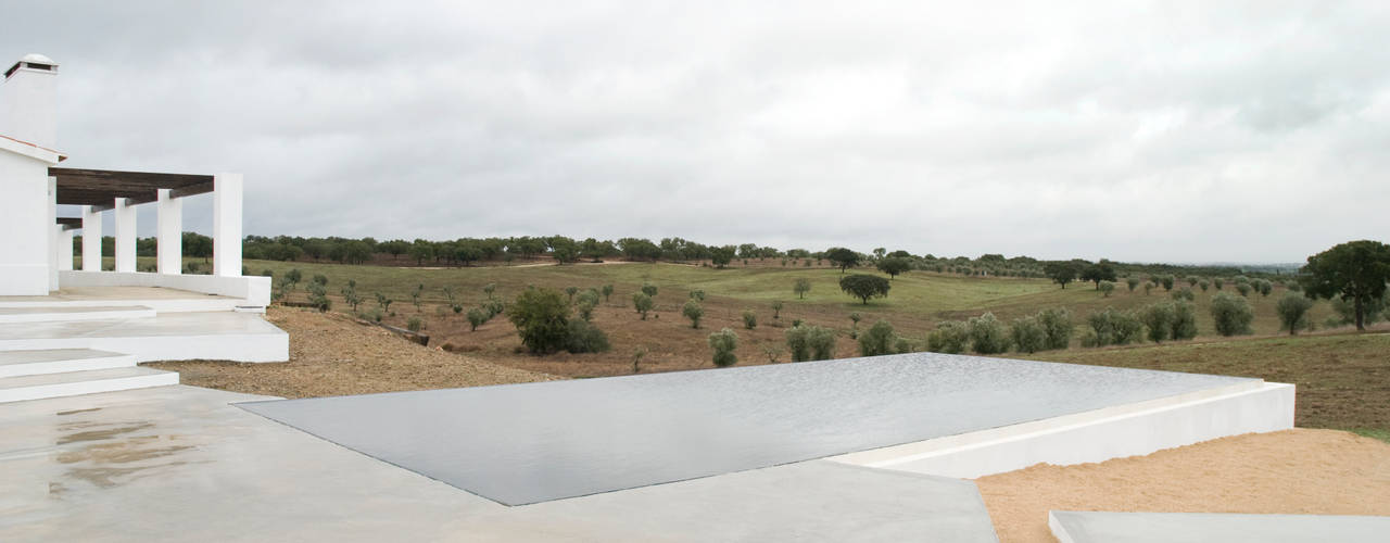 Casa com piscina em Monte Alentejano, atelier B-L atelier B-L Piscinas de estilo minimalista