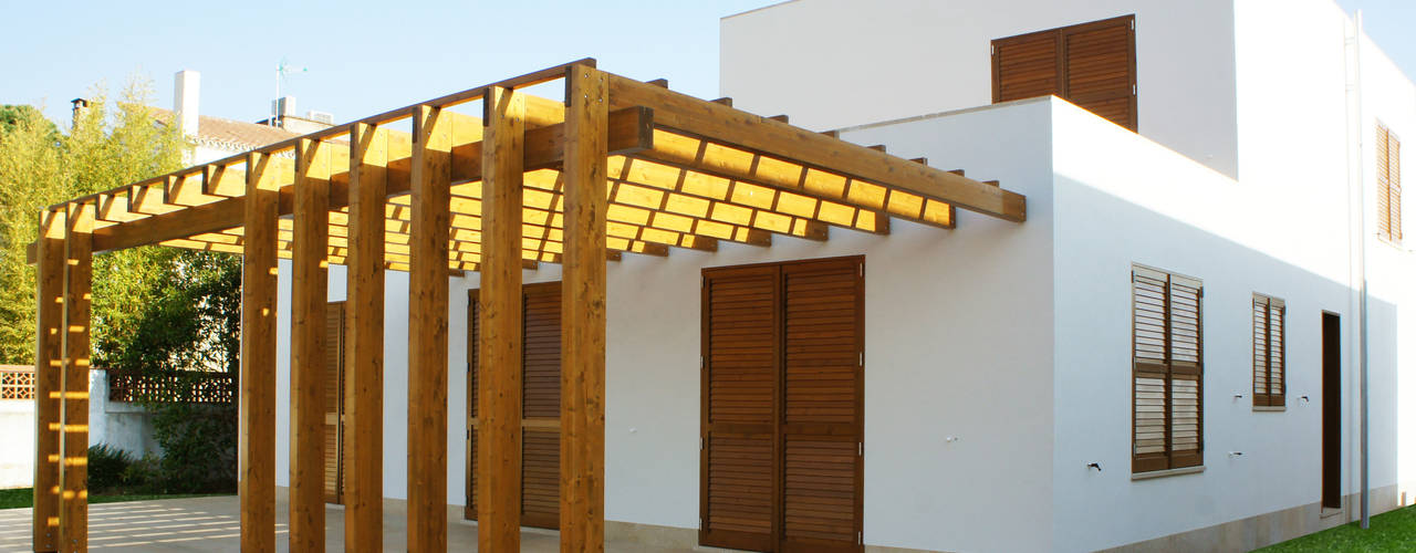 PERGOLA Y VENTANAS, RIBA MASSANELL S.L. RIBA MASSANELL S.L. Nowoczesne okna i drzwi Drewno O efekcie drewna