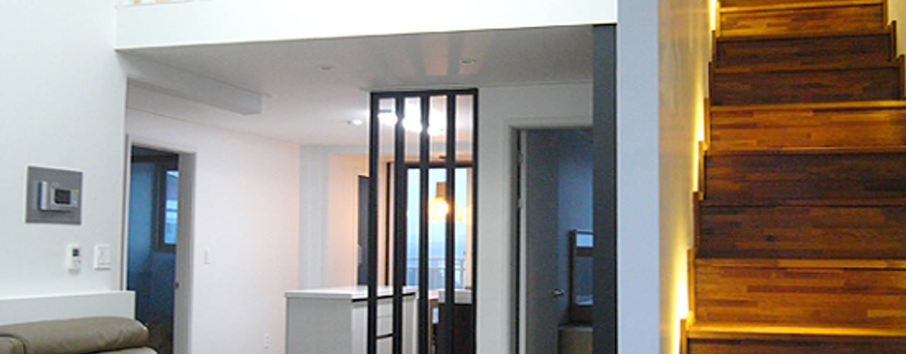 복층 24평형 신혼집 아파트 , 로움 건축과 디자인 로움 건축과 디자인 모던스타일 복도, 현관 & 계단