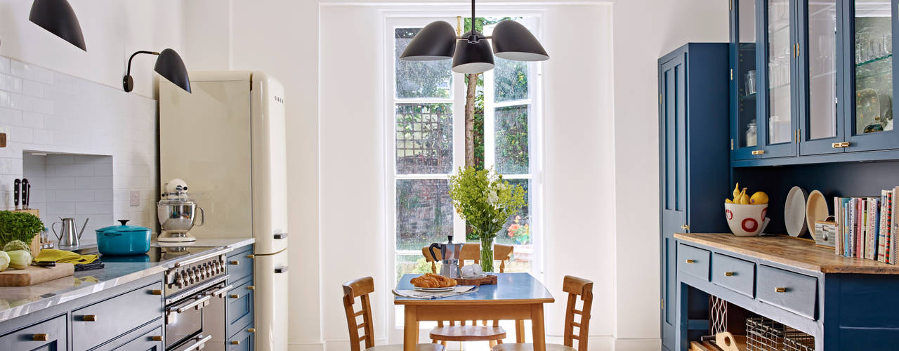 Light Filled Traditional Kitchen, Holloways of Ludlow Bespoke Kitchens & Cabinetry Holloways of Ludlow Bespoke Kitchens & Cabinetry Nhà bếp phong cách kinh điển Gỗ Wood effect