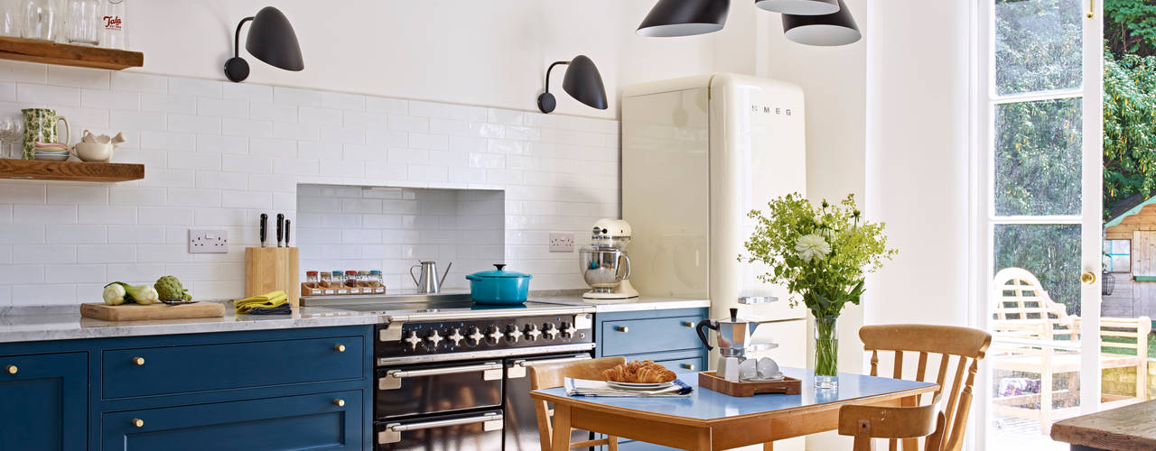 Light Filled Traditional Kitchen, Holloways of Ludlow Bespoke Kitchens & Cabinetry Holloways of Ludlow Bespoke Kitchens & Cabinetry Classic style kitchen Wood Wood effect