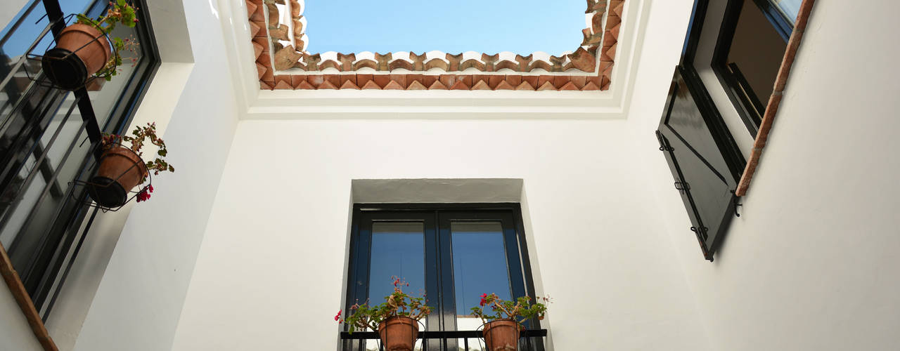 Casa Hazewinkel, Domingo y Luque Arquitectura Domingo y Luque Arquitectura Mediterranean style balcony, veranda & terrace Ceramic