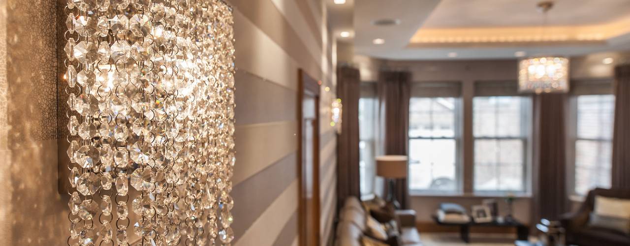 Linea W crystal wall sconces in a private residence, Manooi Manooi クラシックデザインの リビング