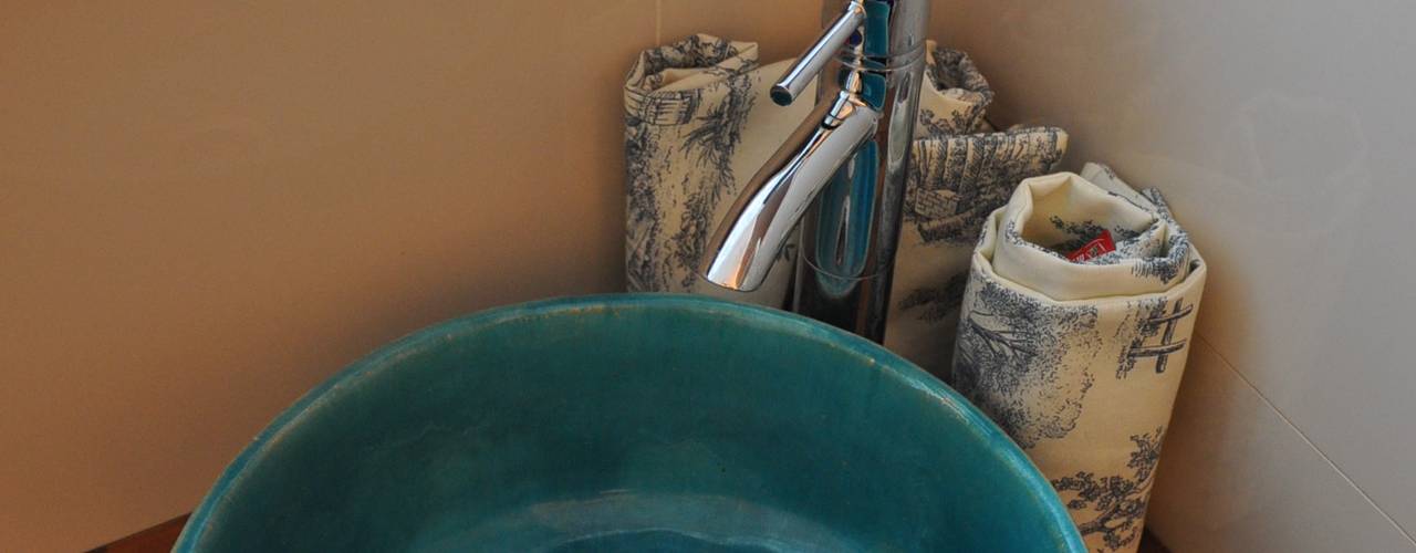 Aranżacje z ręcznie formowanymi umywalkami, Florisa Florisa Bagno in stile rustico Ceramica