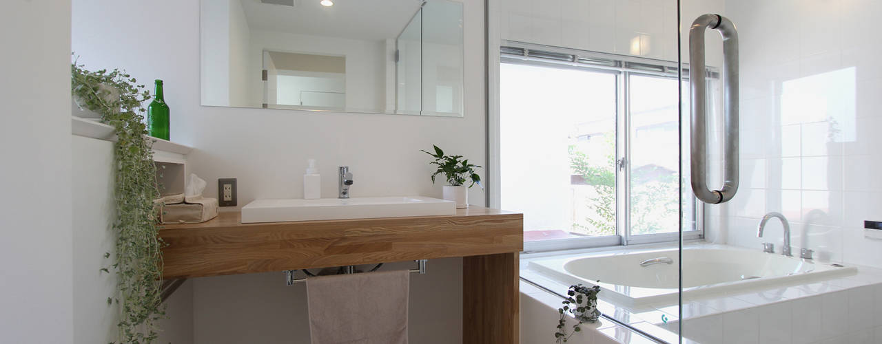東長町の家, 環境建築計画 環境建築計画 Modern bathroom Glass White