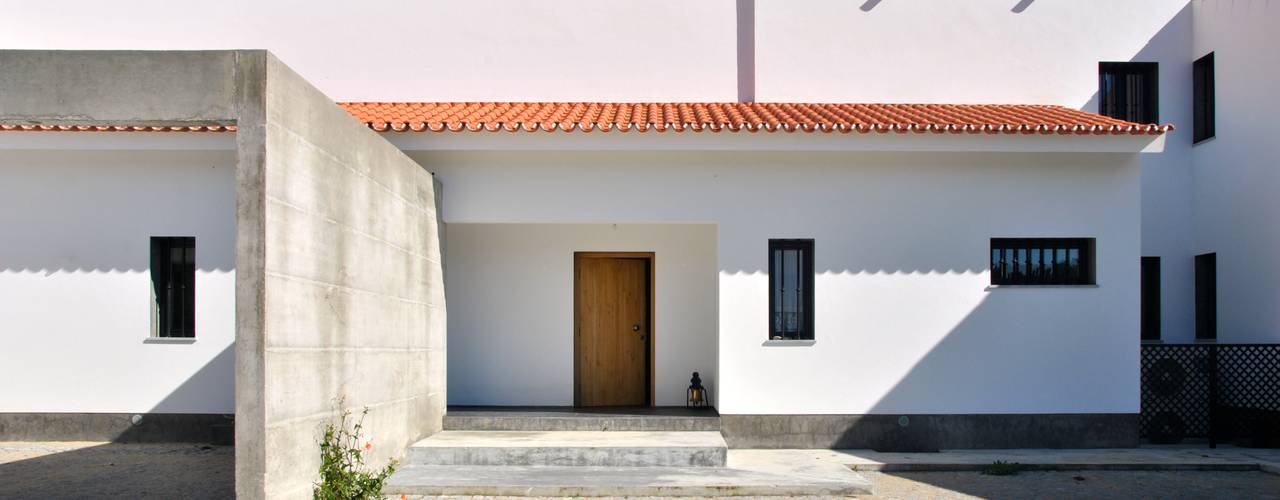 House in Coruche, Santarém, é ar quitectura é ar quitectura Rustic style houses Concrete