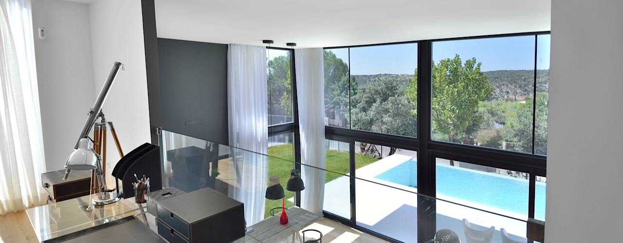 Casa prefabricada modular de hormigón en Las Rozas, Madrid, MODULAR HOME MODULAR HOME モダンデザインの リビング コンクリート