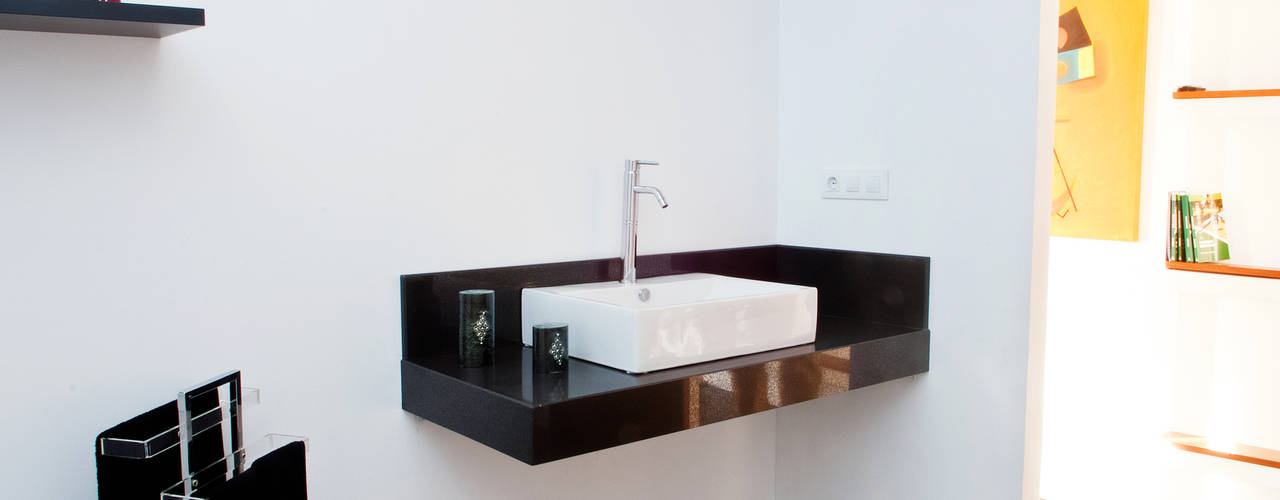 homify Modern bathroom