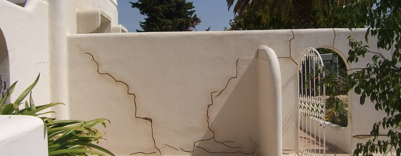 Facade Renovation / Repairing Cracks, RenoBuild Algarve RenoBuild Algarve 지중해스타일 주택