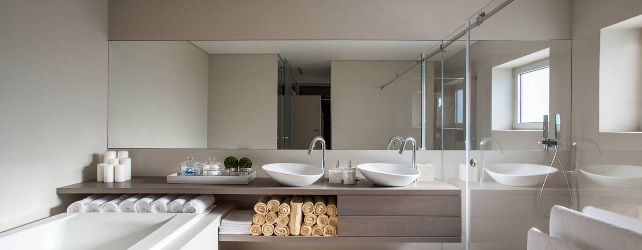 w.c da suite CASA MARQUES INTERIORES Casas de banho modernas Cerâmica Castanho Banheiras e duches