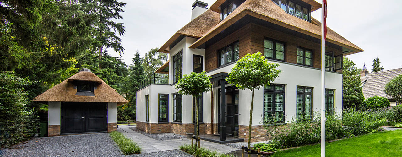 Rietgedekte villa: groots gedacht maar landelijk gebleven, DENOLDERVLEUGELS Architects & Associates DENOLDERVLEUGELS Architects & Associates Дома в стиле кантри