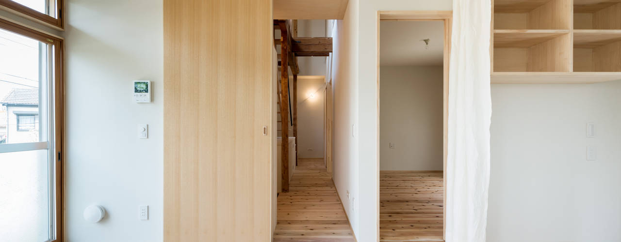 Re：M-house, coil松村一輝建設計事務所 coil松村一輝建設計事務所 Eclectic style corridor, hallway & stairs