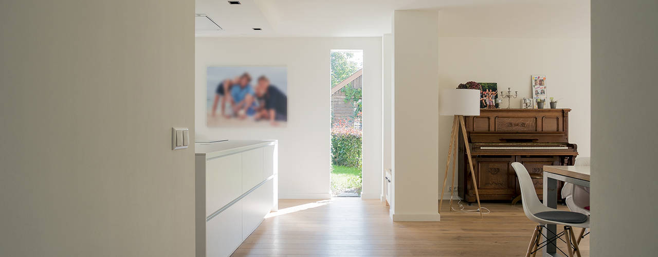 Herindeling woonboerderij met behoud van oude spanten, luxe woonkeuken en open slaapkamer met badkamer in zolder, van Os Architecten van Os Architecten Kitchen