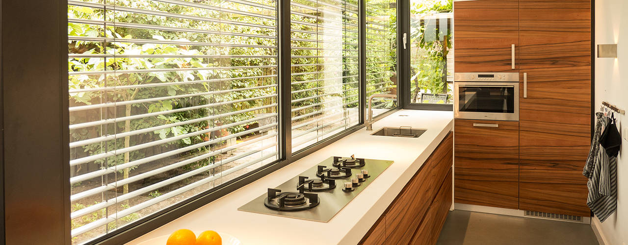 Aanbouw deluxe: zonwering & schuifpui voor aangename sfeer, van Os Architecten van Os Architecten Modern style kitchen