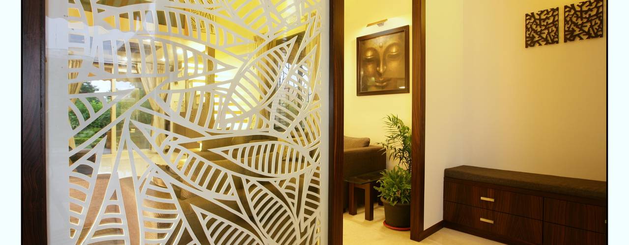 Residence For Captain Nikhil Kanetkar and Ashwini Kanetkar, Navmiti Designs Navmiti Designs Modern Corridor, Hallway and Staircase