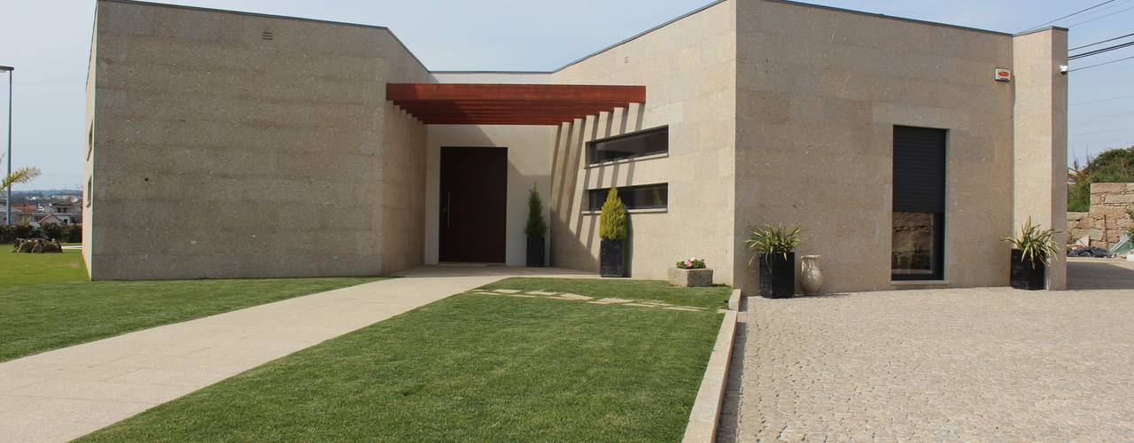 House for a special boy, BOUÇA - Arquitectura e Engenharia BOUÇA - Arquitectura e Engenharia Casas modernas