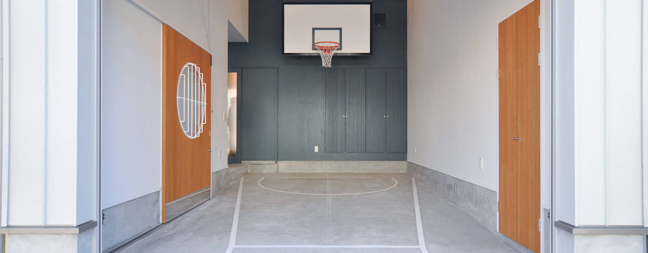 バスケットボールのできる家, （株）独楽蔵 KOMAGURA （株）独楽蔵 KOMAGURA Modern garage/shed