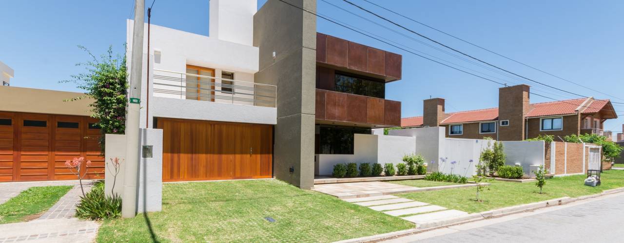 CASA OXIDADA, KARLEN + CLEMENTE ARQUITECTOS KARLEN + CLEMENTE ARQUITECTOS قبو النبيذ معدن