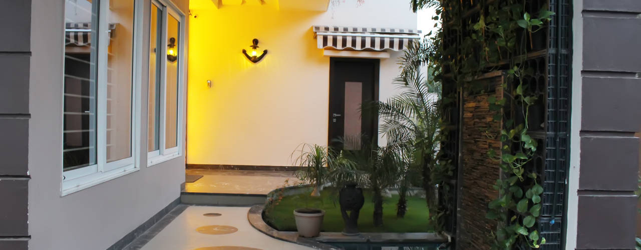 Duplex at Indore, Shadab Anwari & Associates. Shadab Anwari & Associates. Asian style garden