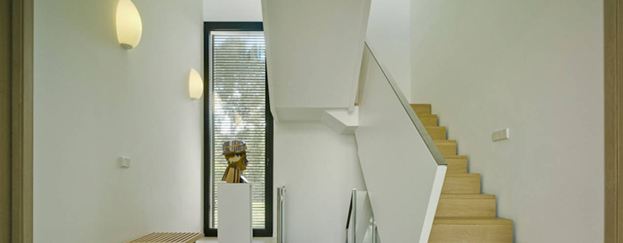 homify Mediterranean corridor, hallway & stairs