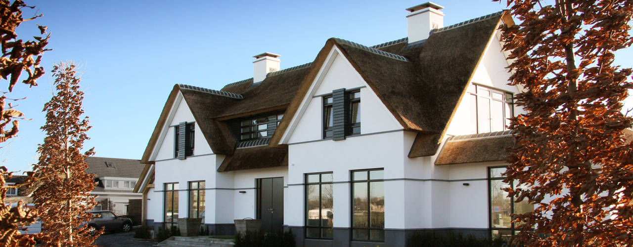 Witte villa met rieten dak, Arend Groenewegen Architect BNA Arend Groenewegen Architect BNA Дома в стиле кантри