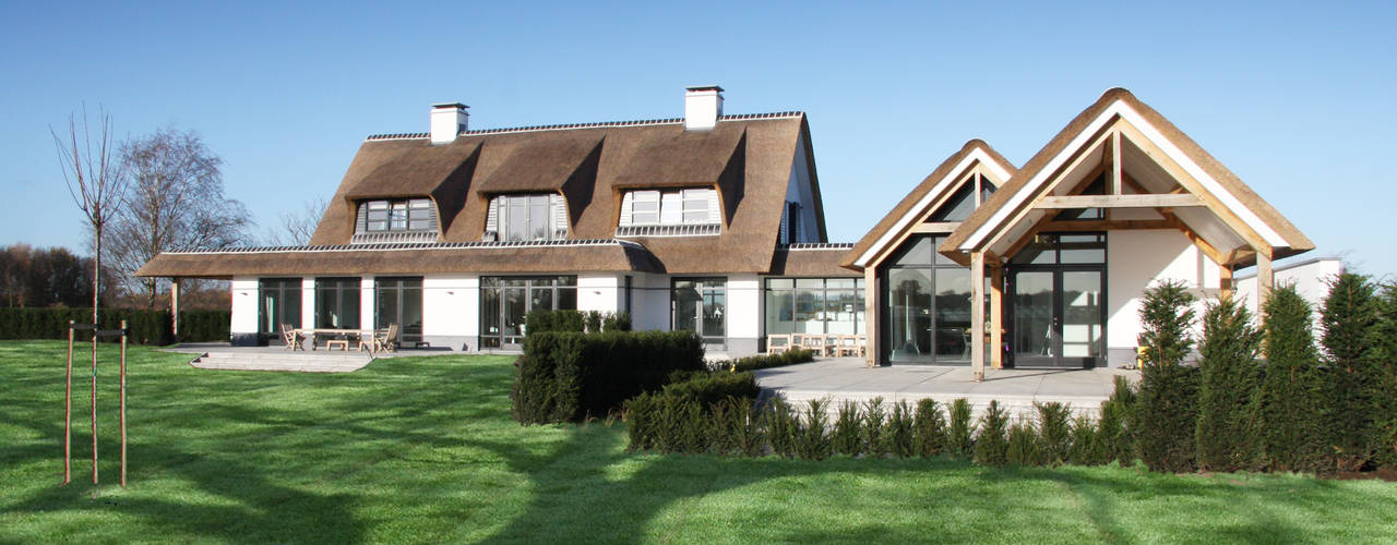 Witte villa met rieten dak, Arend Groenewegen Architect BNA Arend Groenewegen Architect BNA Country style houses