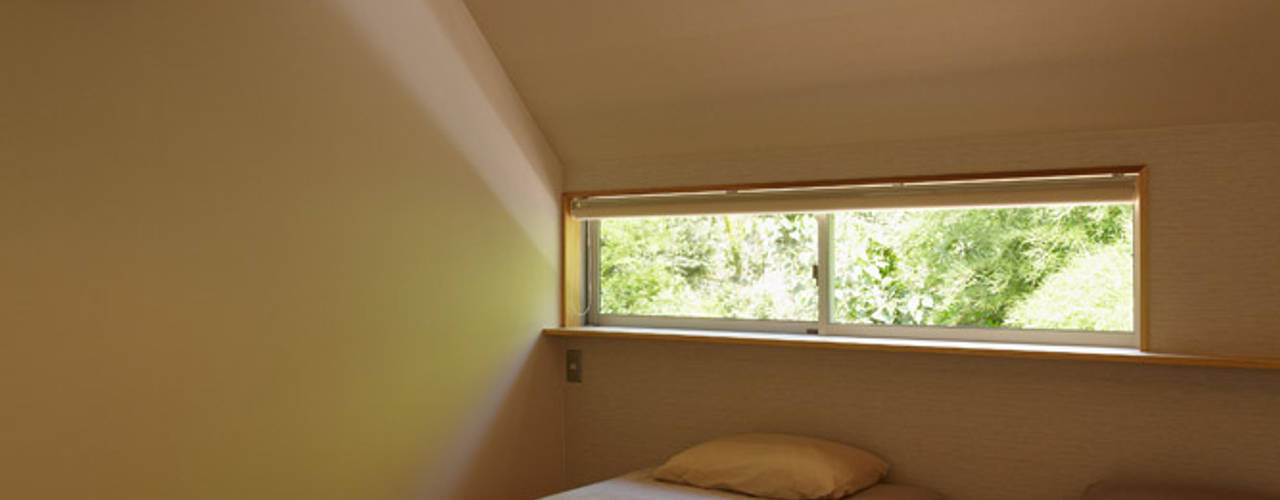 里山に建つ家, toki Architect design office toki Architect design office Modern style bedroom Wood Wood effect