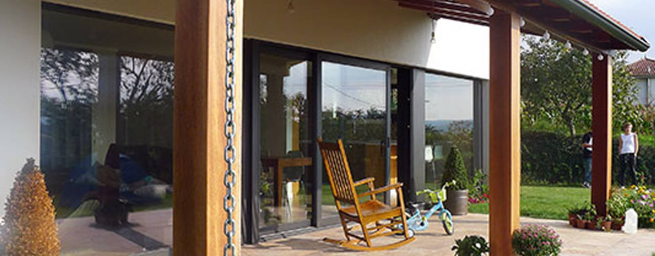 Vivienda en Callobre, AD+ arquitectura AD+ arquitectura Moderner Balkon, Veranda & Terrasse