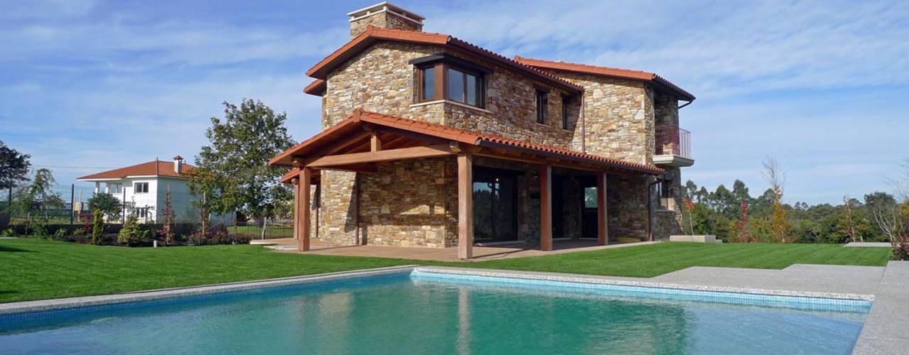 Una Casa estilo Cabaña con Paredes de Piedra, Jardines y Piscina!, AD+ arquitectura AD+ arquitectura منازل