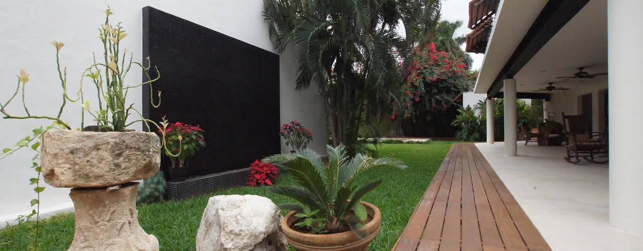 RESIDENCIA EN MÉRIDA, P-L, AIDA TRACONIS ARQUITECTOS EN MÉRIDA, YUCATÁN, MÉXICO AIDA TRACONIS ARQUITECTOS EN MÉRIDA, YUCATÁN, MÉXICO Modern garden