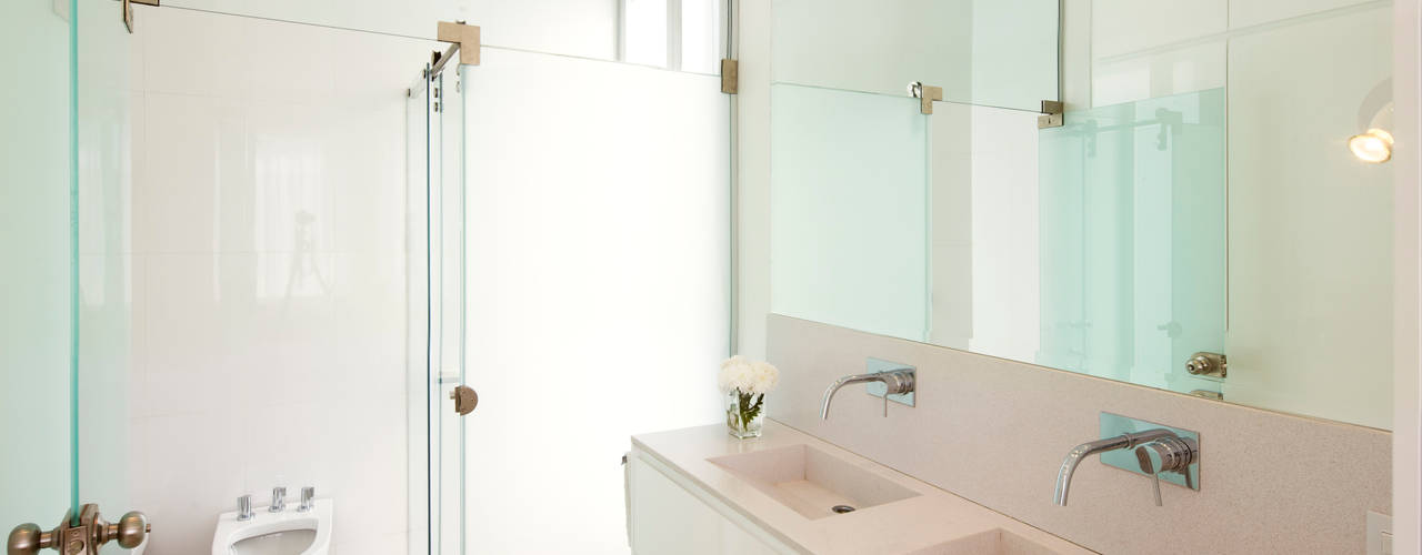 BAÑO EN SUITE VISMARACORSI ARQUITECTOS Baños minimalistas