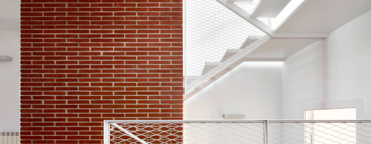 Una Reforma dejada a medias se convirtió en un Hogar Moderno, Vallribera Arquitectes Vallribera Arquitectes Pasillos, vestíbulos y escaleras de estilo minimalista