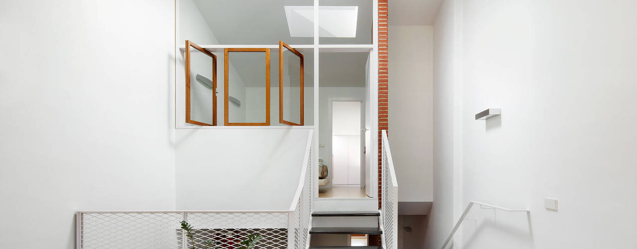 Una Reforma dejada a medias se convirtió en un Hogar Moderno, Vallribera Arquitectes Vallribera Arquitectes Minimalistische studeerkamer