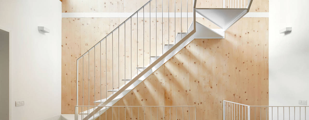 59RUT New house between dividing walls in the centre of Terrassa, Vallribera Arquitectes Vallribera Arquitectes Minimalist corridor, hallway & stairs