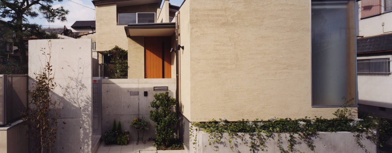 高窓と中庭の家－高低差を活かす－, 一級建築士事務所アトリエｍ 一級建築士事務所アトリエｍ Casas modernas